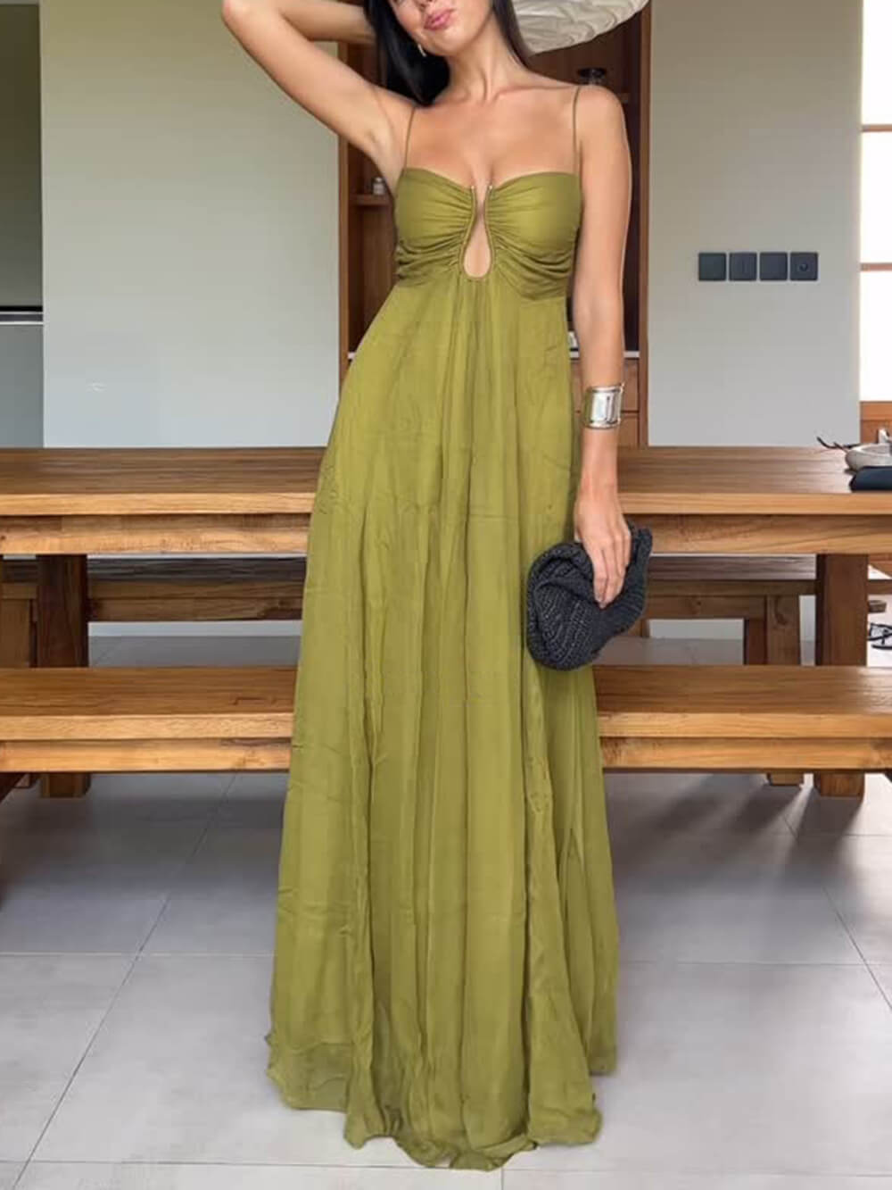 Aurora Metallica — Vestido Maxi con Cut-Out Escultural