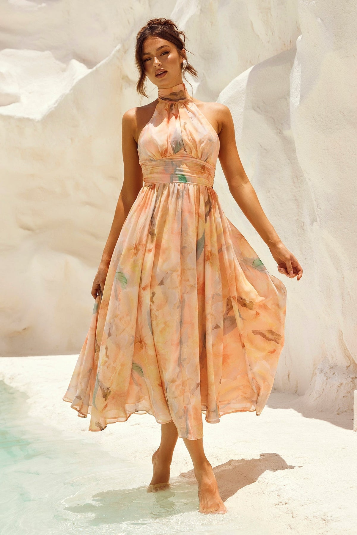 Amaya Flor — Vestido Midi con Estampado Acuarela y Halter Elegante