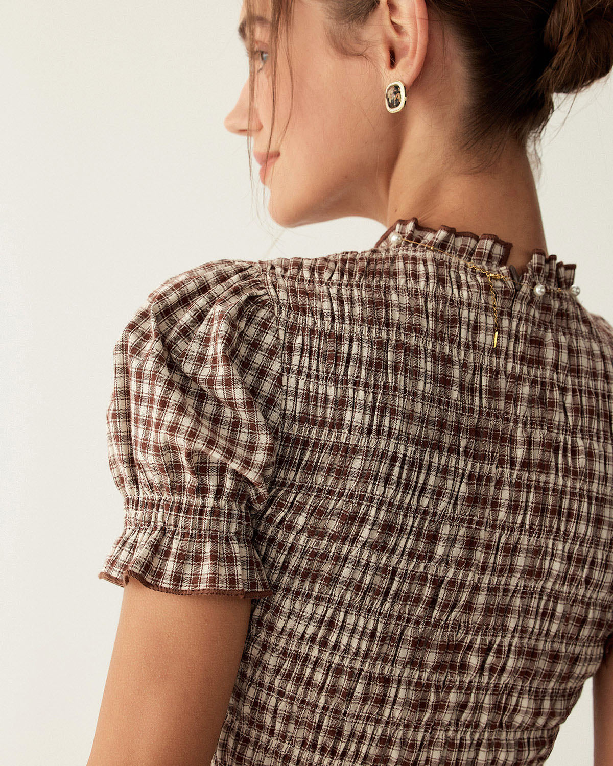 Canela | Vestido mini con mangas abullonadas y estampado de cuadros cafés