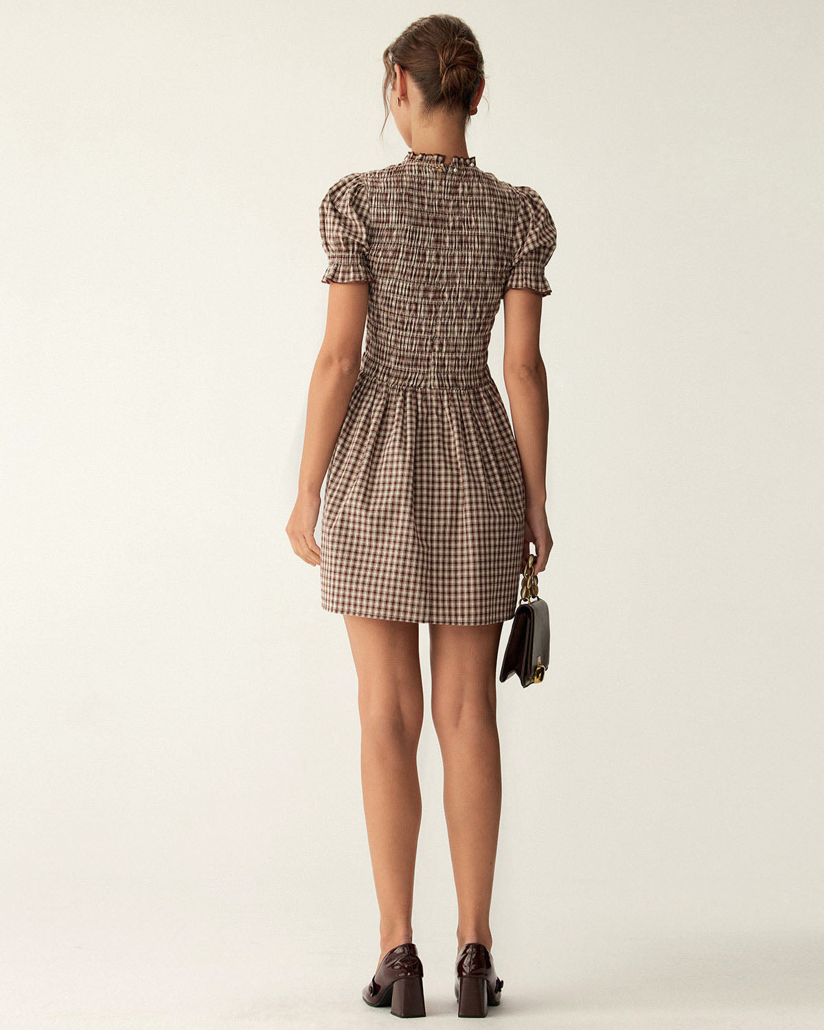 Canela | Vestido mini con mangas abullonadas y estampado de cuadros cafés